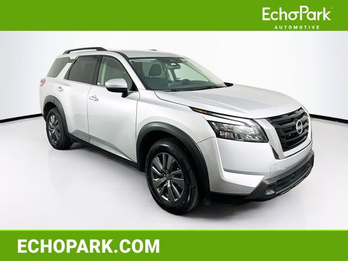 Used 2025 Nissan Pathfinder SV image 1