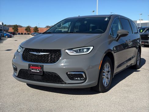 Used 2023 Chrysler Pacifica Touring-L image 2