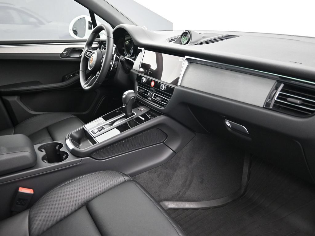 Certified 2026 Porsche Macan AWD/4WD image 14