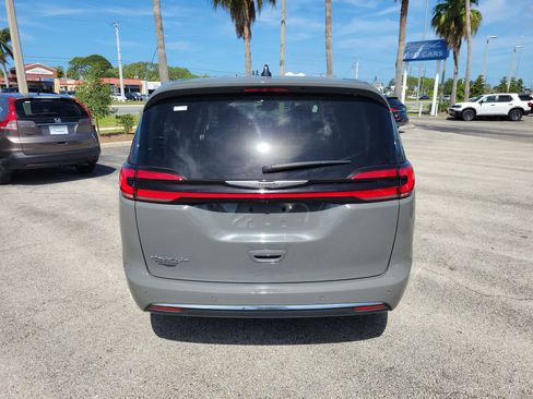 Used 2023 Chrysler Pacifica Touring-L FWD image 7
