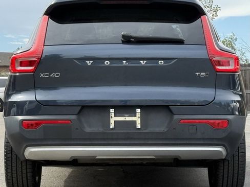 Used 2021 Volvo XC40 T5 Momentum w/ Premium Package image 4
