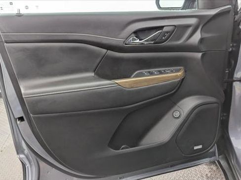 Used 2022 GMC Acadia SLE w/ Driver Convenience Package FWD image 13