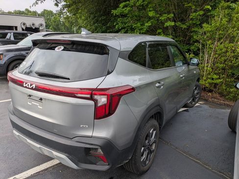 Used 2024 Kia Seltos LX AWD/4WD image 4