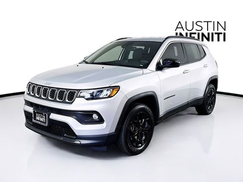 Used 2025 Jeep Compass Latitude image 3