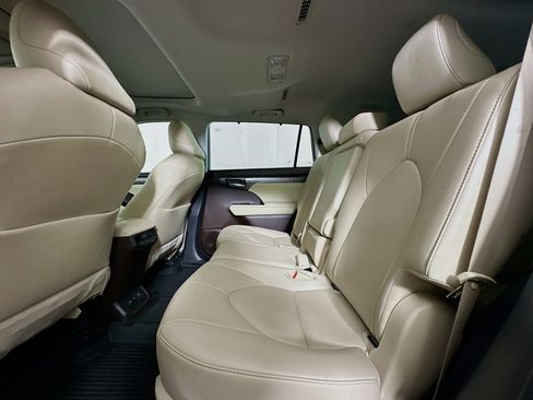 Used 2021 Toyota Highlander Limited FWD image 29