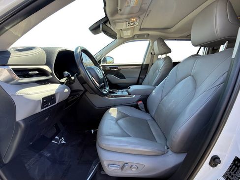Used 2023 Toyota Highlander Limited image 9