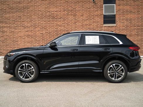 Used 2025 Audi Q5 Premium w/ Convenience Package AWD/4WD image 3