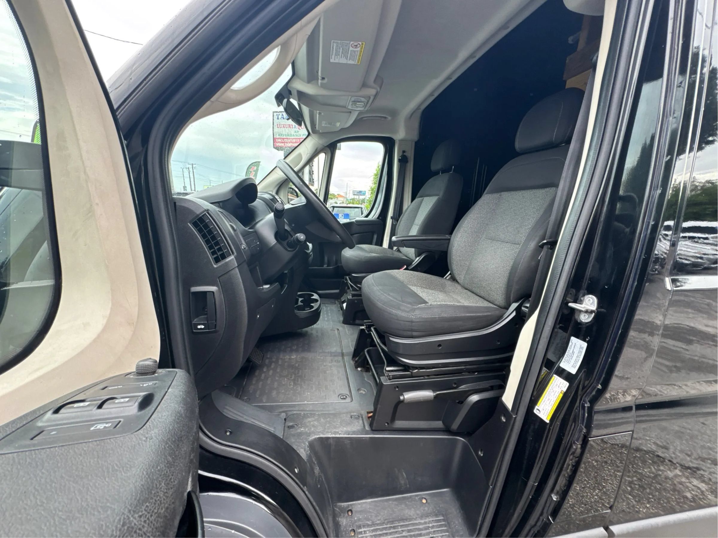 Used 2017 RAM ProMaster 2500 w/ Premium Appearance Group FWD image 11
