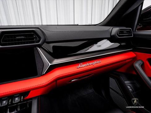 Used 2025 Lamborghini Urus SE AWD/4WD image 28