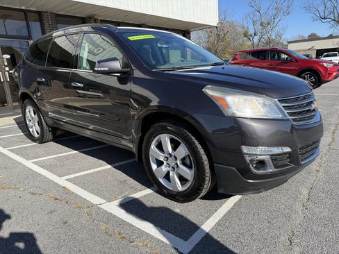 Used 2017 Chevrolet Traverse LT w/ Style and Technology Package image 8