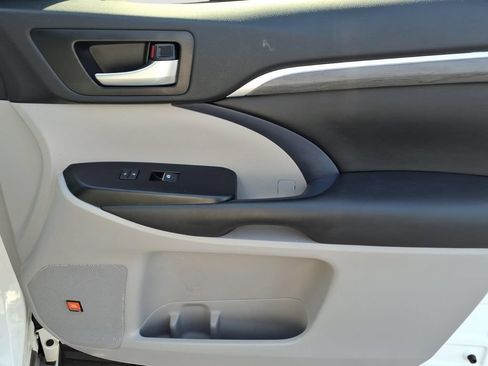 Used 2019 Toyota Highlander Limited FWD image 9