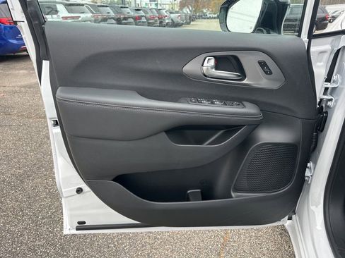 New 2026 Chrysler Pacifica Select image 11