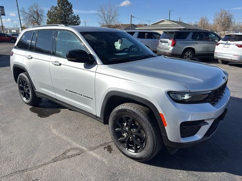 Used 2025 Jeep Grand Cherokee Altitude image 4