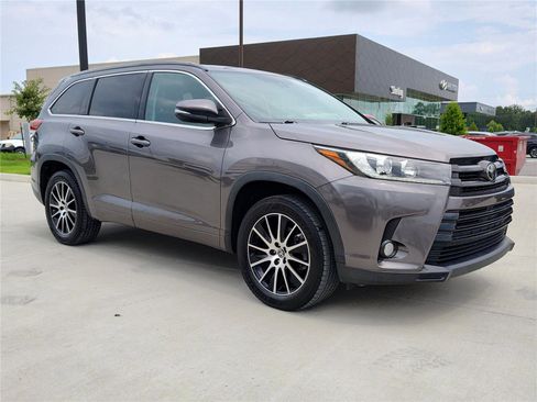 Used 2017 Toyota Highlander SE image 11