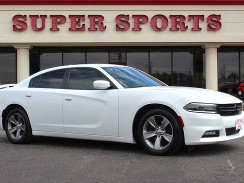 Used 2016 Dodge Charger SXT RWD image 1