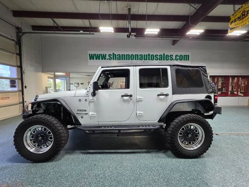 Used 2018 Jeep Wrangler Unlimited Sport w/ Connectivity Group AWD/4WD image 11