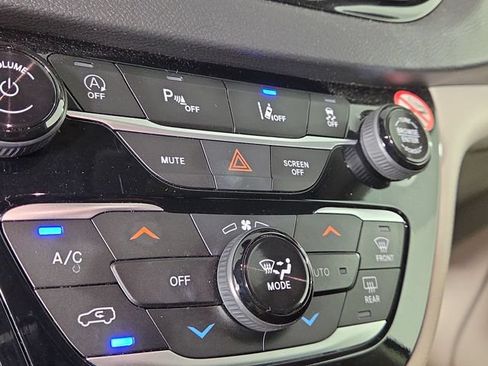 Used 2024 Chrysler Pacifica Touring-L FWD image 20