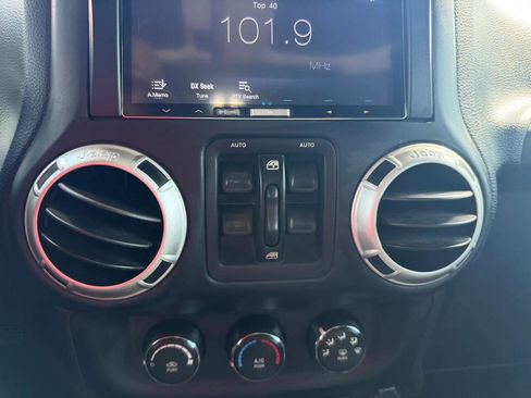 Used 2016 Jeep Wrangler Unlimited Rubicon image 42