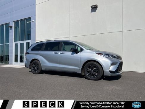 Used 2024 Toyota Sienna XSE image 1