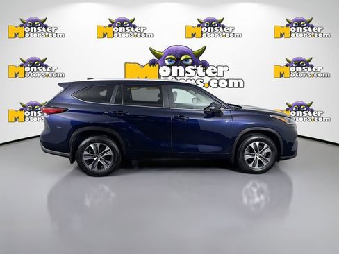Used 2023 Toyota Highlander XLE image 4