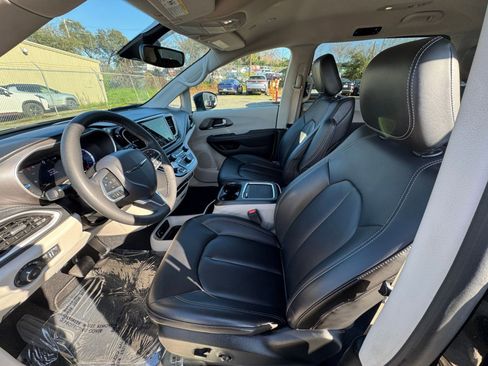 Used 2023 Chrysler Pacifica Touring-L image 28