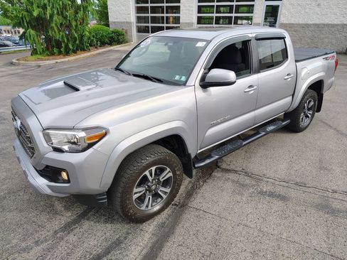 Used 2017 Toyota Tacoma TRD Sport w/ Premium & Technology Package AWD/4WD image 12