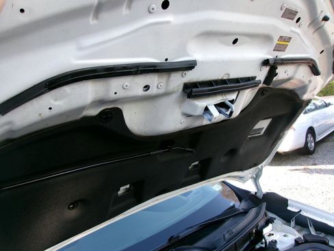 Used 2018 Nissan Rogue SV AWD/4WD image 18