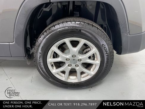 Used 2017 Jeep Cherokee Latitude w/ Safety/Convenience Group image 12