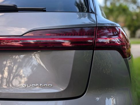 Used 2021 Audi e-tron Premium w/ Towing Package image 89