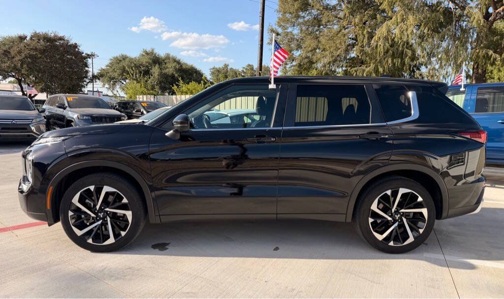 Used 2024 Mitsubishi Outlander SE FWD image 2