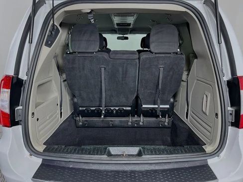 Used 2014 Chrysler Town & Country Touring w/ Driver Convenience Group image 27