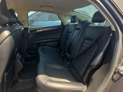 Used 2018 Ford Fusion SE w/ Fusion SE Technology Package FWD image 3