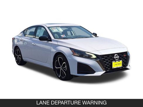 Used 2024 Nissan Altima 2.5 SR w/ SR Premium Package FWD image 2