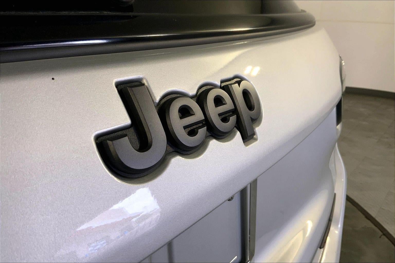 Used 2025 Jeep Compass Trailhawk w/ Trailer Tow Group AWD/4WD image 29