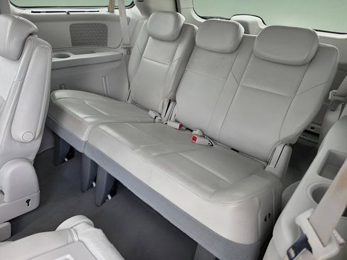 Used 2009 Chrysler Town & Country Limited w/ Entertainment Group #3 FWD image 16