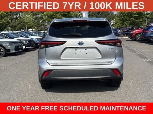 Used 2024 Toyota Highlander LE AWD/4WD image 3