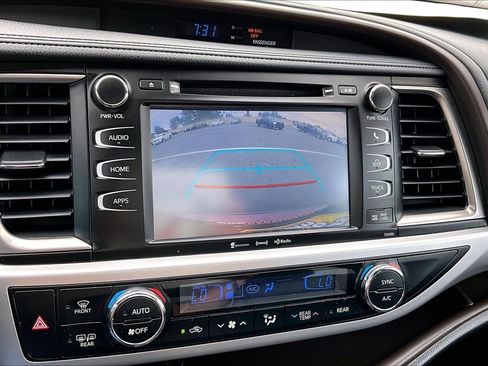 Used 2019 Toyota Highlander XLE image 21