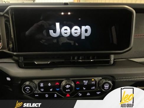 Used 2025 Jeep Gladiator Rubicon AWD/4WD image 10
