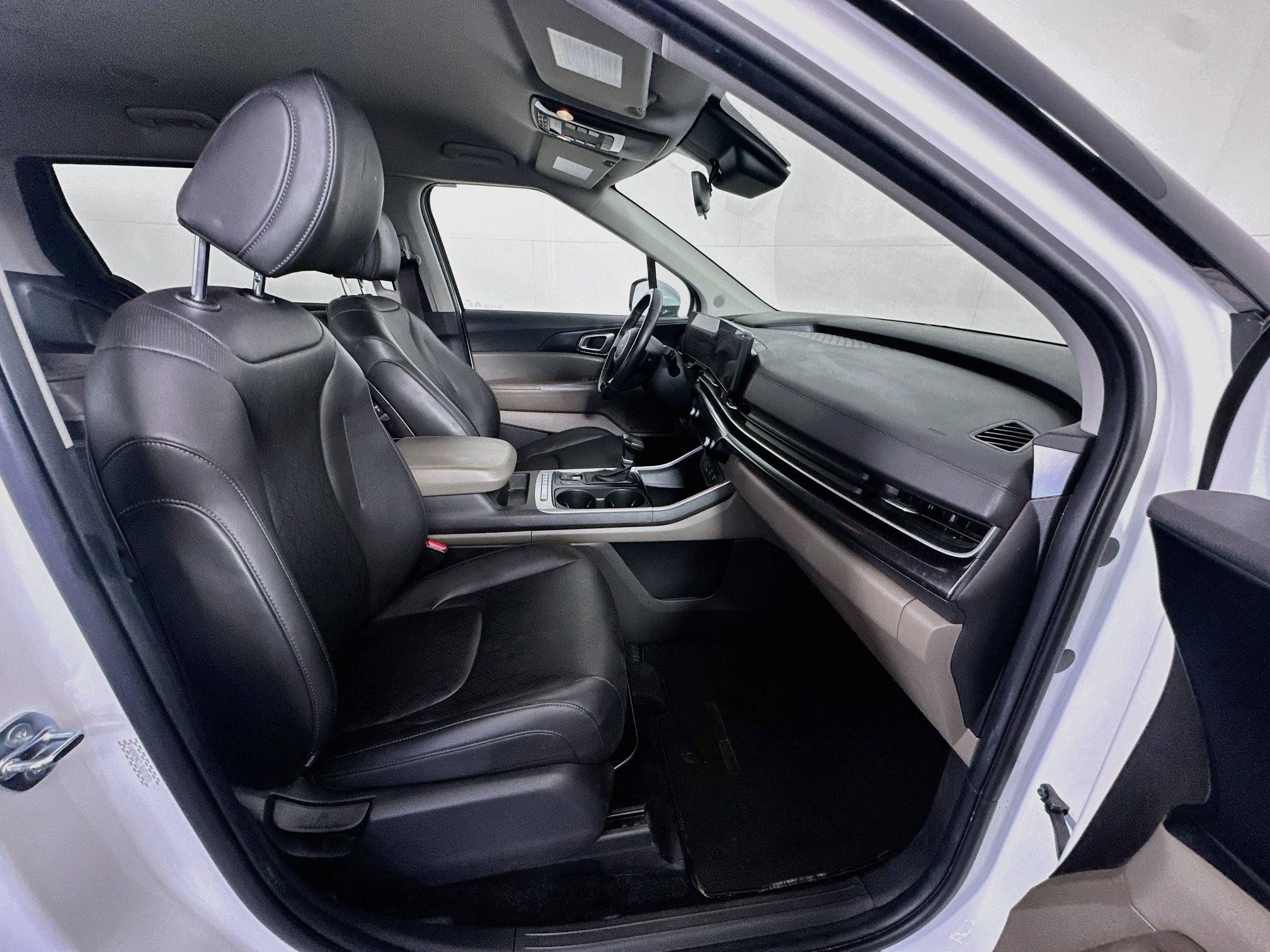 Used 2025 Kia Carnival FWD image 32