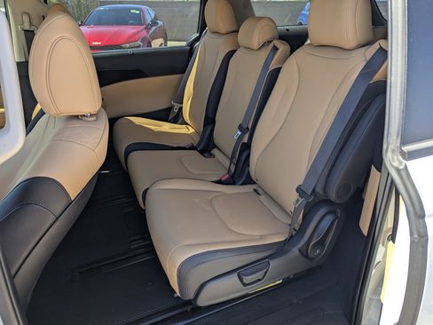 Used 2024 Kia Carnival EX FWD image 8