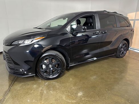 Used 2025 Toyota Sienna XLE Woodland Edition AWD/4WD image 1