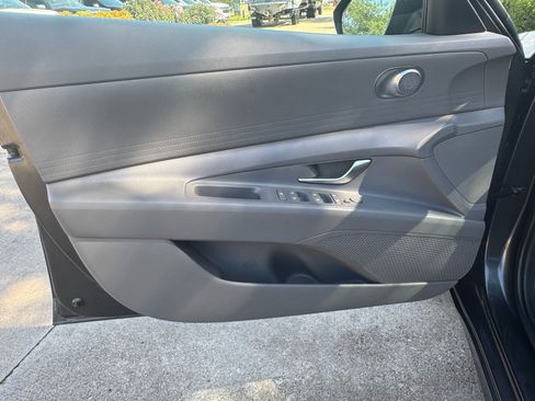 Used 2021 Hyundai Elantra SE FWD image 22