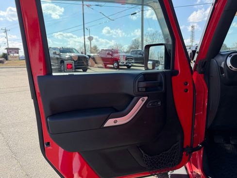 Used 2016 Jeep Wrangler Unlimited Sahara image 12