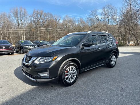 Used 2020 Nissan Rogue SV image 2