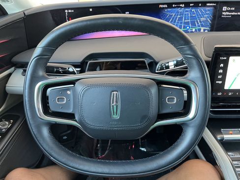 Used 2024 Lincoln Nautilus Premier image 18