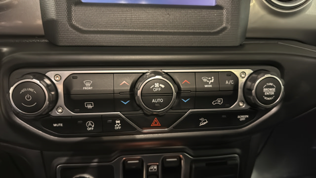 Used 2020 Jeep Wrangler Unlimited Sahara AWD/4WD image 18