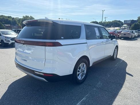 Used 2024 Kia Carnival LX FWD image 3