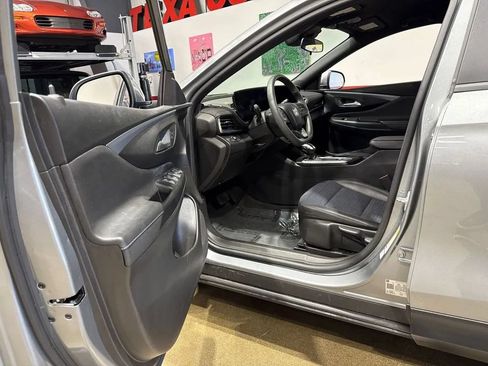 Used 2025 Buick Envista Preferred FWD image 45