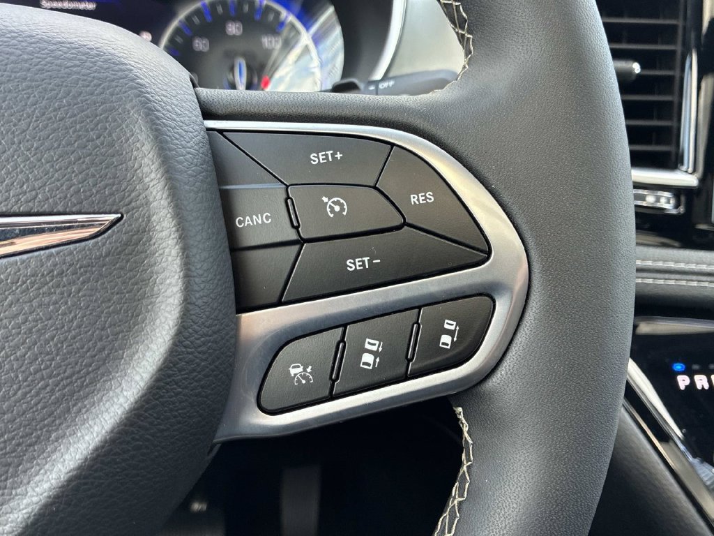 Used 2026 Chrysler Pacifica Limited FWD image 30