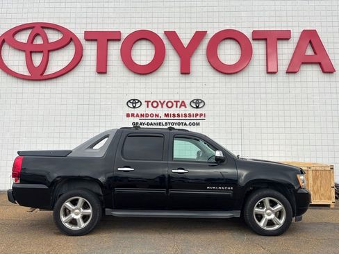 Used 2011 Chevrolet Avalanche LS w/ Regional Value Package image 3